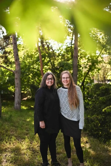 Zuzka a Tereza společně pózují v přírodě, obklopené zelení.